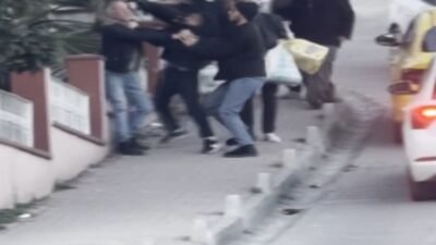 İSTANBUL, (DHA)- EYÜPSULTAN'da taksi şoförü ile iki otomobil sürücüsü arasında