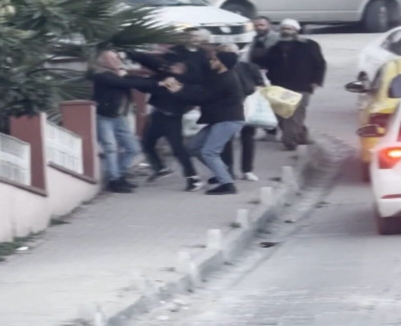 İstanbul- Eyüpsultan’da yol verme kavgası; taksi şoförünü darbeden 4 kişiye 726 bin lira ceza İSTANBUL, (DHA)- EYÜPSULTAN'da taksi şoförü ile iki otomobil sürücüsü arasında