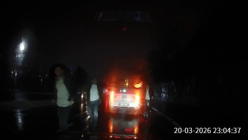 Ramazan İŞİKLİ / İSTANBUL, (DHA) - EYÜPSULTAN'da trafikte 'yol verme'