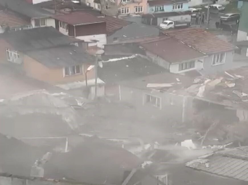 İstanbul- Fatih’te 2 binanın çökmesinin ardından yaşananlar kamerada İSTANBUL, (DHA)- FATİH'te doğal gaz kaynaklı patlamanın ardından 2 bina