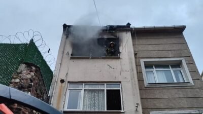 Emre KURT/İSTANBUL, (DHA)- FATİH Ayvansaray Mahallesi Düriye Sokak'taki 2 katlı