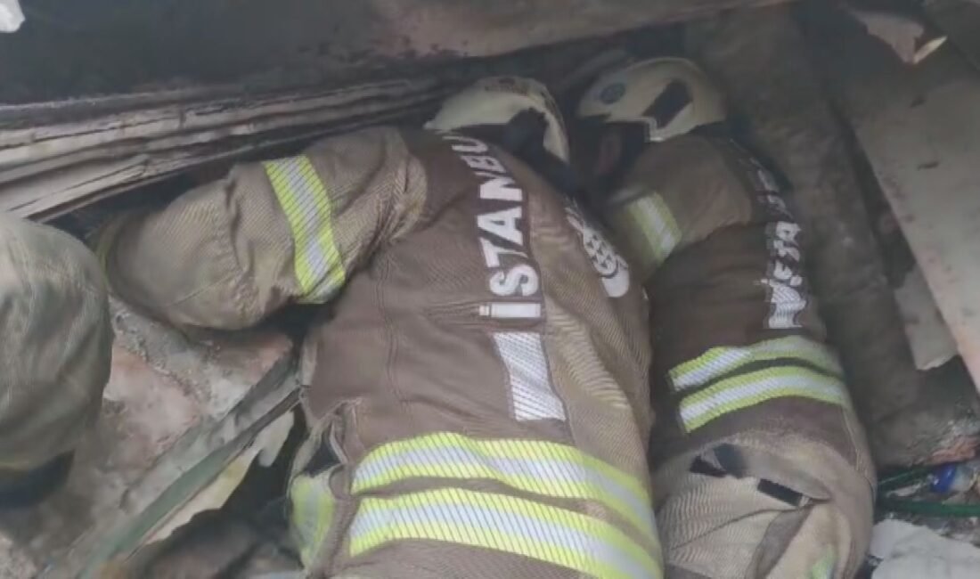 İstanbul – Fatih’te çöken 2 binada enkazda kalanların kurtarıldığı anlar kamerada / Ek bilgi İSTANBUL,(DHA)- FATİH’te doğal gaz kaynaklı patlamanın ardından iki binanın çökmesi