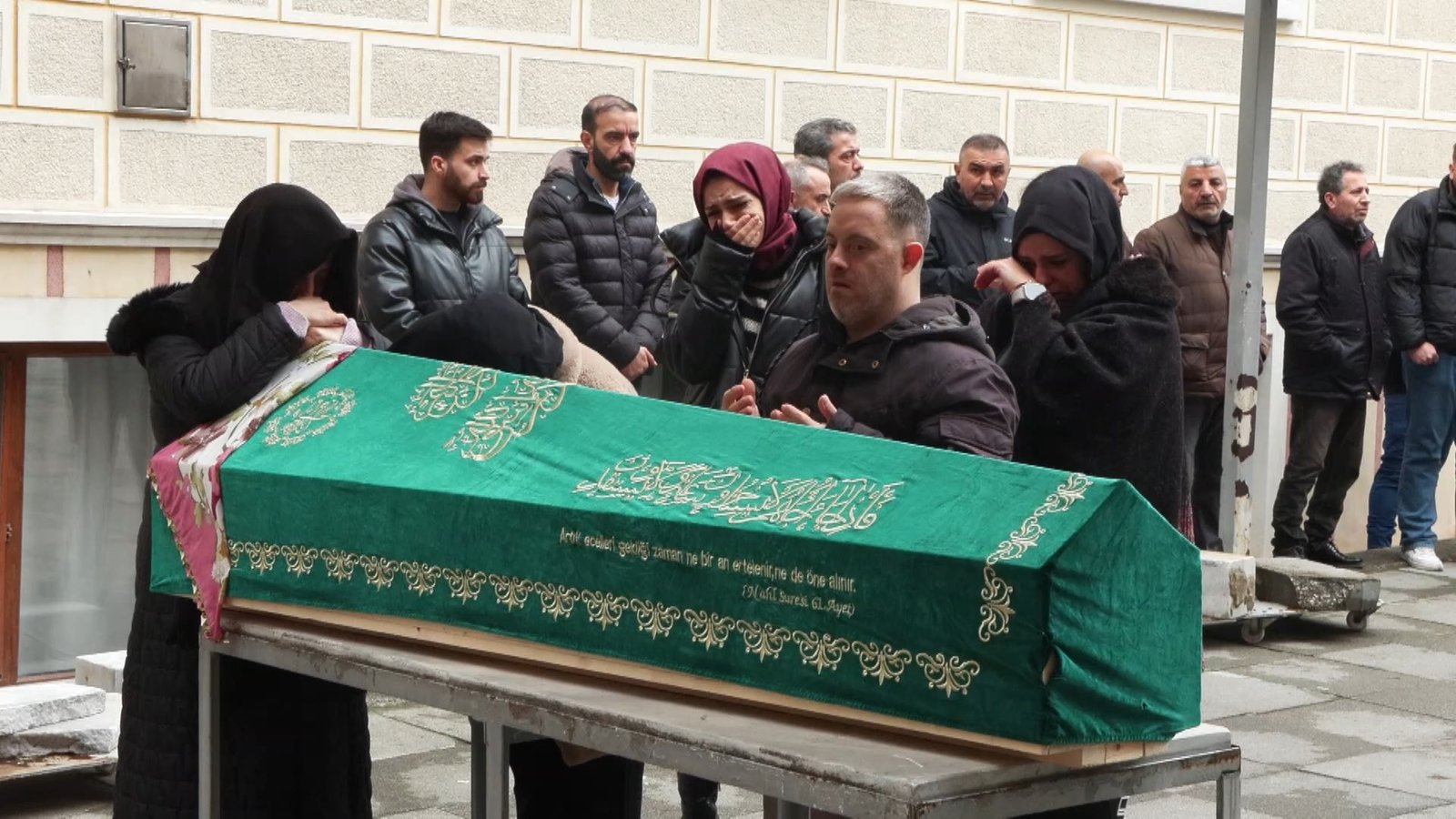 Gülseren KARAPINAR-Hadican EROL/İSTANBUL,(DHA)-FATİH’te bir süredir anlaşmazlık yaşadığı eşi H.A. (30)