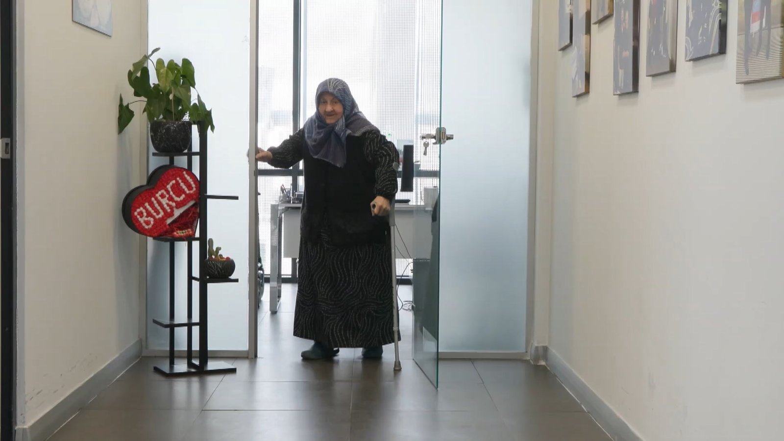 Gülseren KARAPINAR-Harun ŞAHBAZOĞLU/İSTANBUL,(DHA)- GÜNGÖREN Merter’de fil hastalığı nedeniyle yürüyemez hale