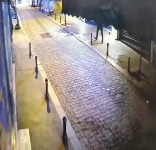 Doğan Can CESUR / İSTANBUL (DHA) - GALATA’da bir kişiye