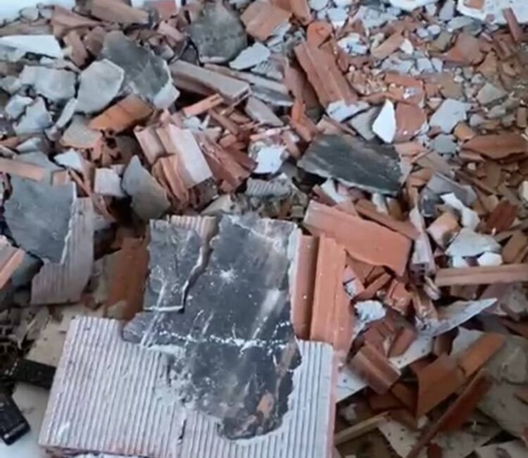 Baran AKKAYA/İSTANBUL,(DHA)-GÜNGÖREN’de kentsel dönüşüm kapsamında yıkımı gerçekleştiren binanın bitişiğinde bulunan