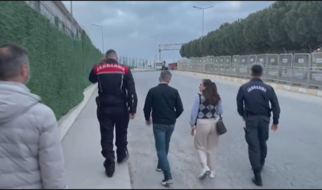 İstanbul – İBB’ye yönelik ‘Yolsuzluk’ davasının duruşmasına sahte basın kartıyla giren şüpheli yakalandı İSTANBUL,(DHA)- İBB'ye yönelik yürütülen 'Yolsuzluk' davası kapsamında duruşmaya sahte basın