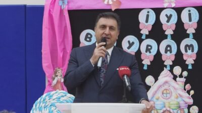 İSTANBUL, (DHA)- BAHÇELİEVLER’DE bulunan Mehmet Akif Ersoy Ortaokulu’nda bayram dolayısıyla
