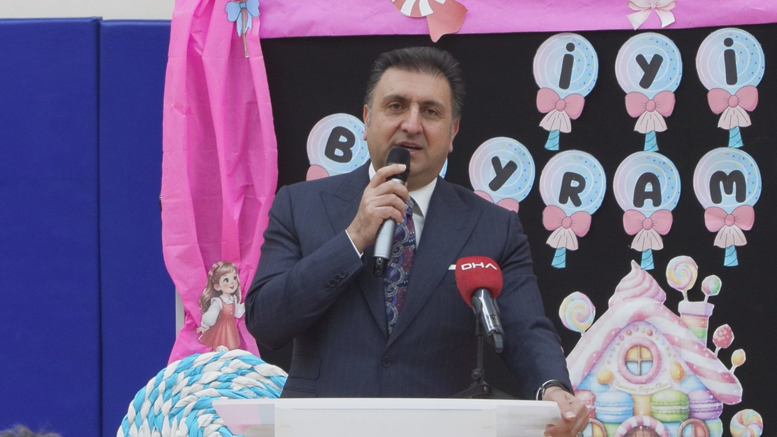 İSTANBUL, (DHA)- BAHÇELİEVLER’DE bulunan Mehmet Akif Ersoy Ortaokulu’nda bayram dolayısıyla