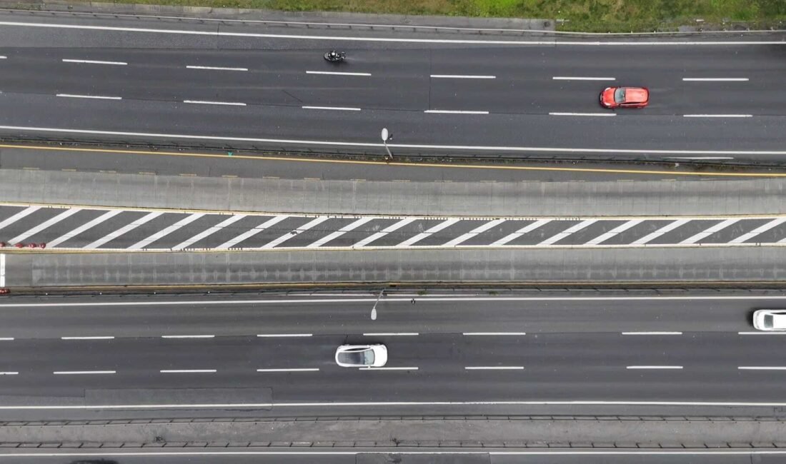 İstanbul – İstanbul’da bayramın ilk günü yollar boş kaldı Emre KURT/İSTANBUL, (DHA) - İSTANBUL'da Ramazan Bayramı'nın ilk gününde yollar