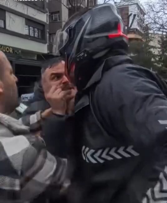 İsa ALMAÇAYIR- Hiba HAKBİLİR/İSTANBUL,(DHA)- KADIKÖY'de iki yaya, motosiklet sürücüsüne hakaret