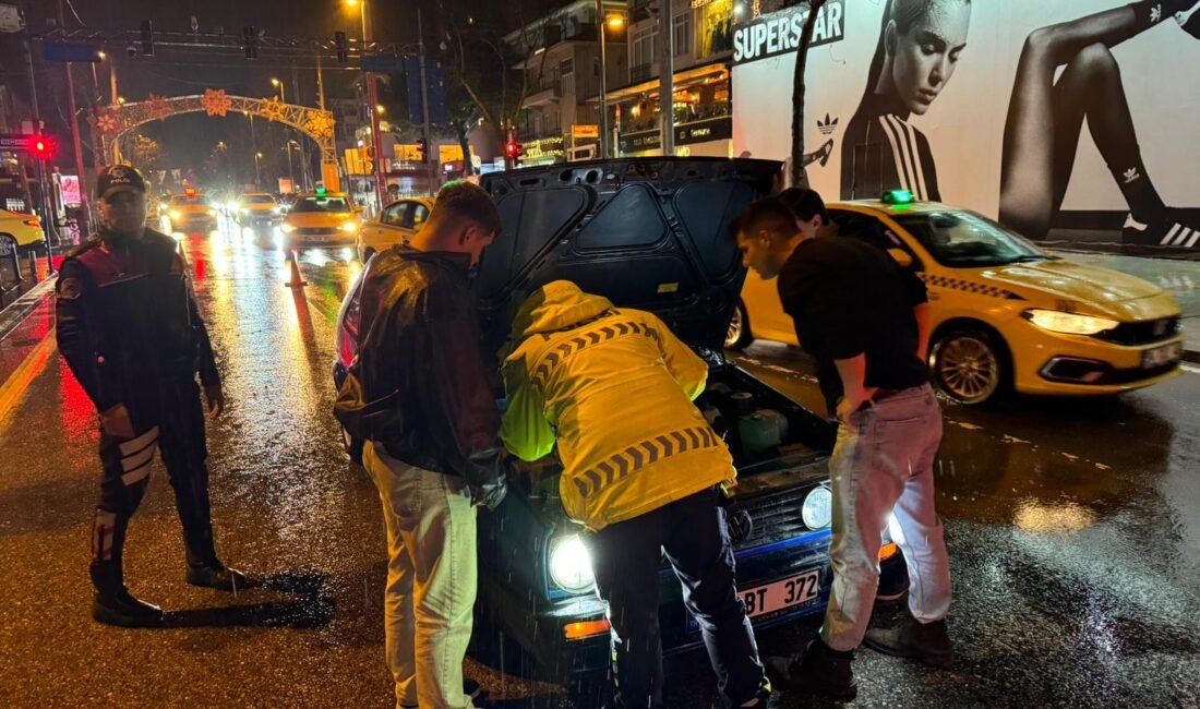 Mehmet Kaan KURT/İSTANBUL,(DHA)- KADIKÖY’de polis ekiplerince trafik ve asayiş denetimi