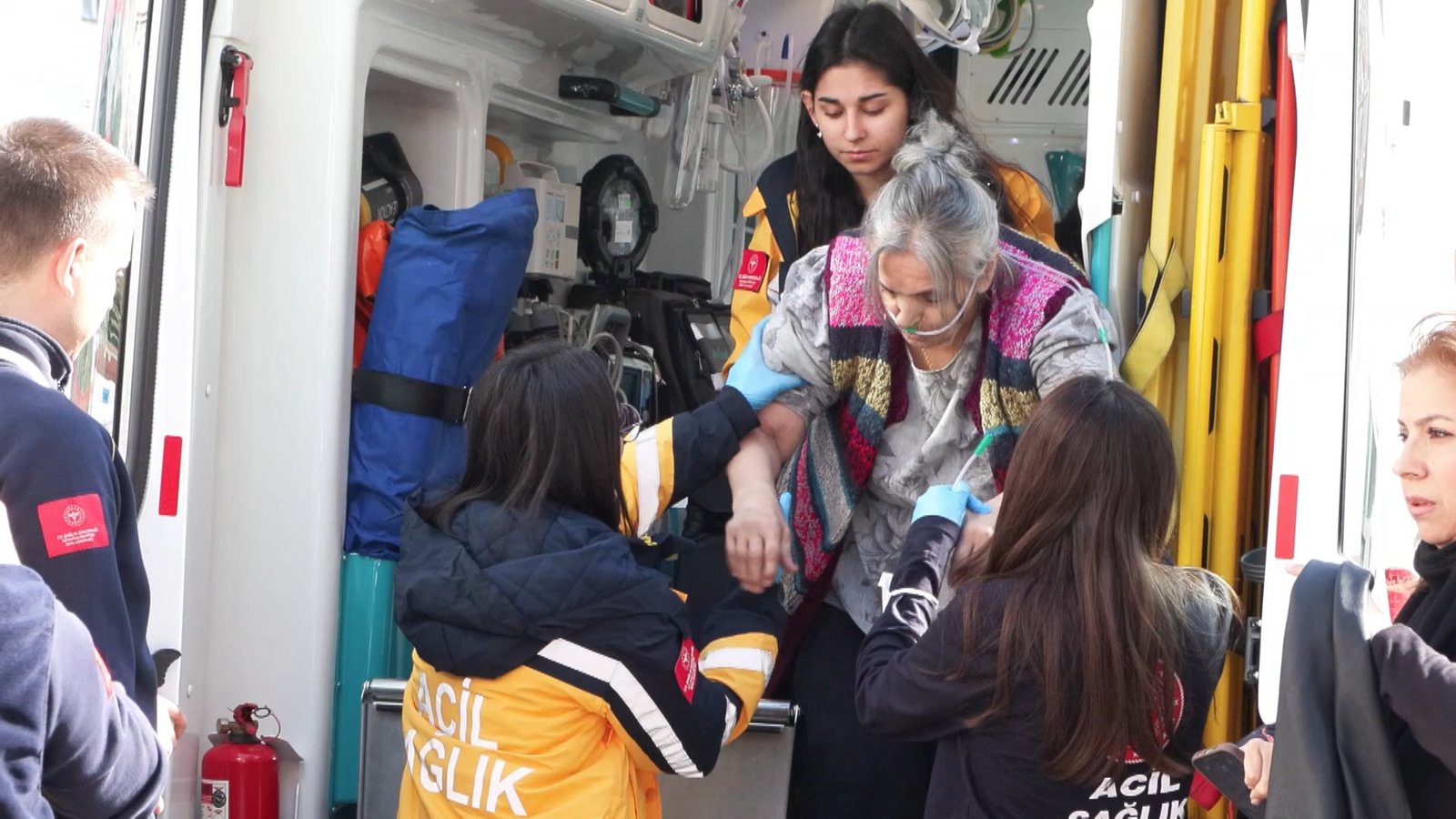 İSTANBUL, (DHA)- KADIKÖY’de 9 katlı bir binanın 8’inci katındaki dairede