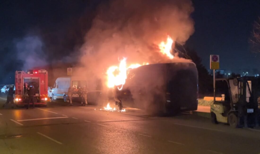 Mehmet Kaan KURT/İSTANBUL,(DHA)- KAĞITHANE'de park halindeki servis midibüsünden yükselen alevler