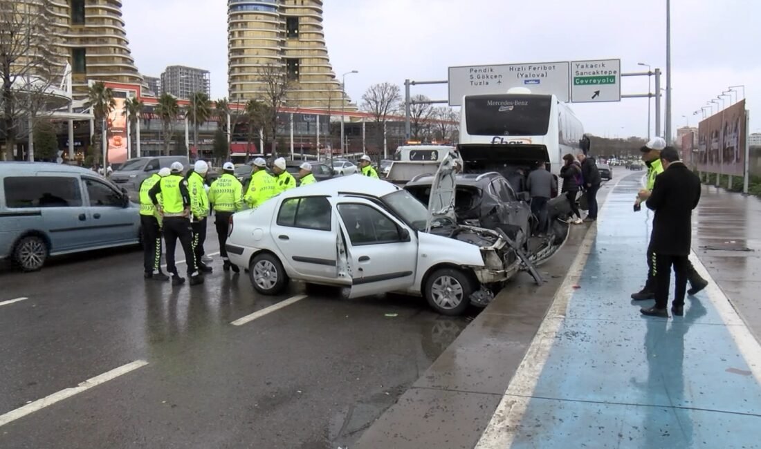 İstanbul – Kartal’da otomobil park halindeki araca çarptı: 1’i ağır 3 yaralı Murat SOLAK / İSTANBUL, (DHA)- KARTAL'da sürücüsünün direksiyon hakimiyetini kaybettiği