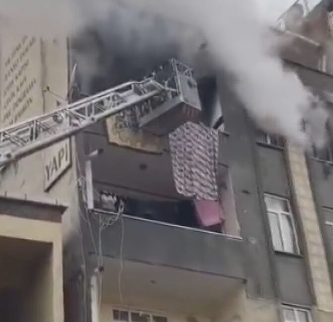 Altunay TUGA / İSTANBUL, (DHA)- KÜÇÜKÇEKMECE'de 5 katlı binanın çatı