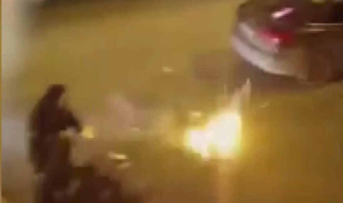 İSTANBUL, (DHA)- KÜÇÜKÇEKMECE'de cadde üzerinde havai fişek atan D.Y.(24) gözaltına