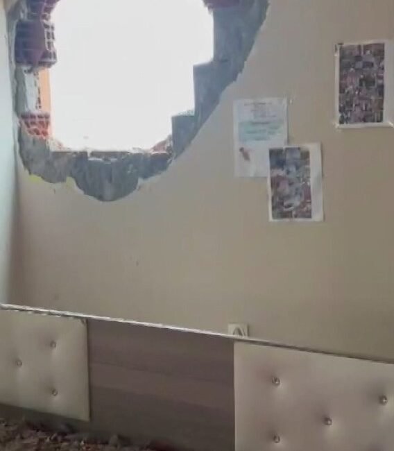 Özgür EREN-Altunay TUGA/İSTANBUL,(DHA)- KÜÇÜKÇEKMECE’de bir binanın yıkımı sırasında bitişikte bulunan