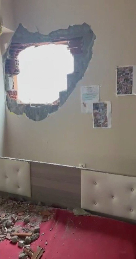 Özgür EREN-Altunay TUGA/İSTANBUL,(DHA)- KÜÇÜKÇEKMECE’de bir binanın yıkımı sırasında bitişikte bulunan