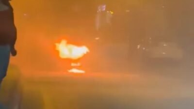 Baran AKKAYA/İSTANBUL,(DHA)-KÜÇÜKÇEKMECE’de otomobilin motor kısmından yükselen alevler kısa sürede büyüyerek