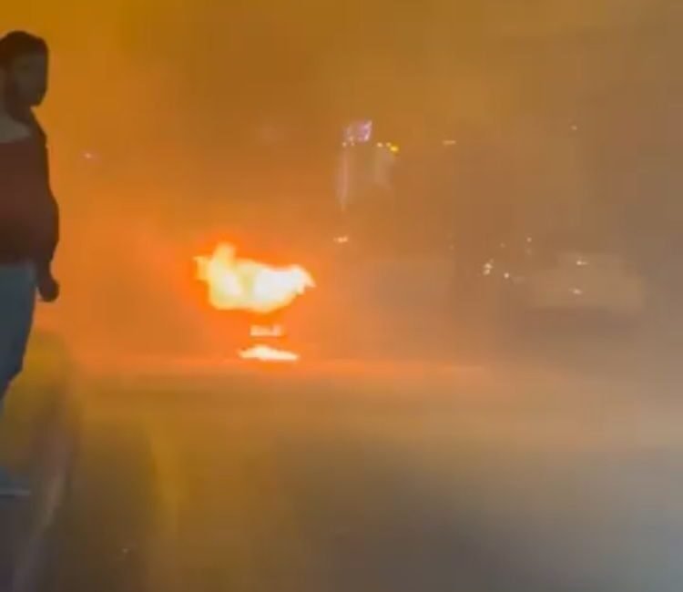 Baran AKKAYA/İSTANBUL,(DHA)-KÜÇÜKÇEKMECE’de otomobilin motor kısmından yükselen alevler kısa sürede büyüyerek