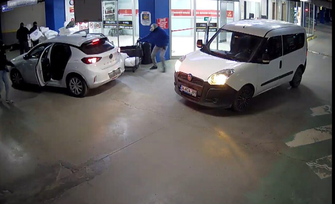 İstanbul – Kuyumcukent’te 24 milyon liralık soygunun yeni detayları ortaya çıktı Ali AKSOYER / İSTANBUL (DHA) – BAHÇELİEVLER’de bulunan Kuyumcukent’te, Kapalıçarşı’daki