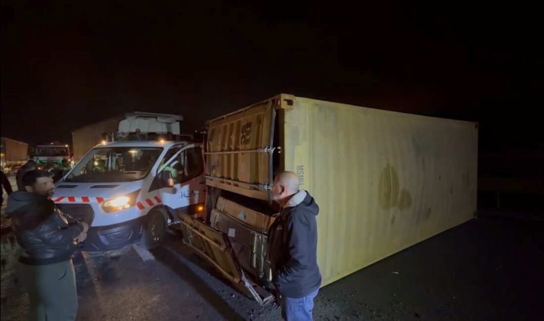 İstanbul – Kuzey Marmara Otoyolu’nda 2 TIR çarpıştı: 2 yaralı Mehmet Kaan KURT/İSTANBUL,(DHA)- KUZEY Marmara Otoyolu'nda aynı yönde ilerleyen 2