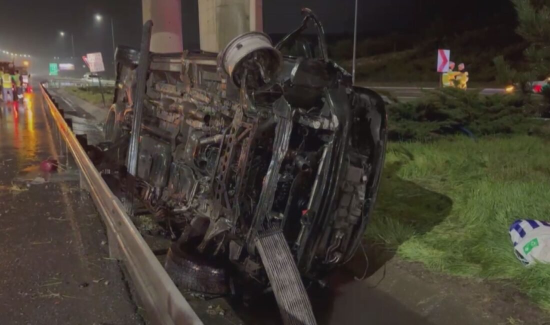 Soner HASIRCIOĞLU/İSTANBUL, (DHA) - ÇEKMEKÖY Kuzey Marmara Otoyolu'nda şoförünün direksiyon