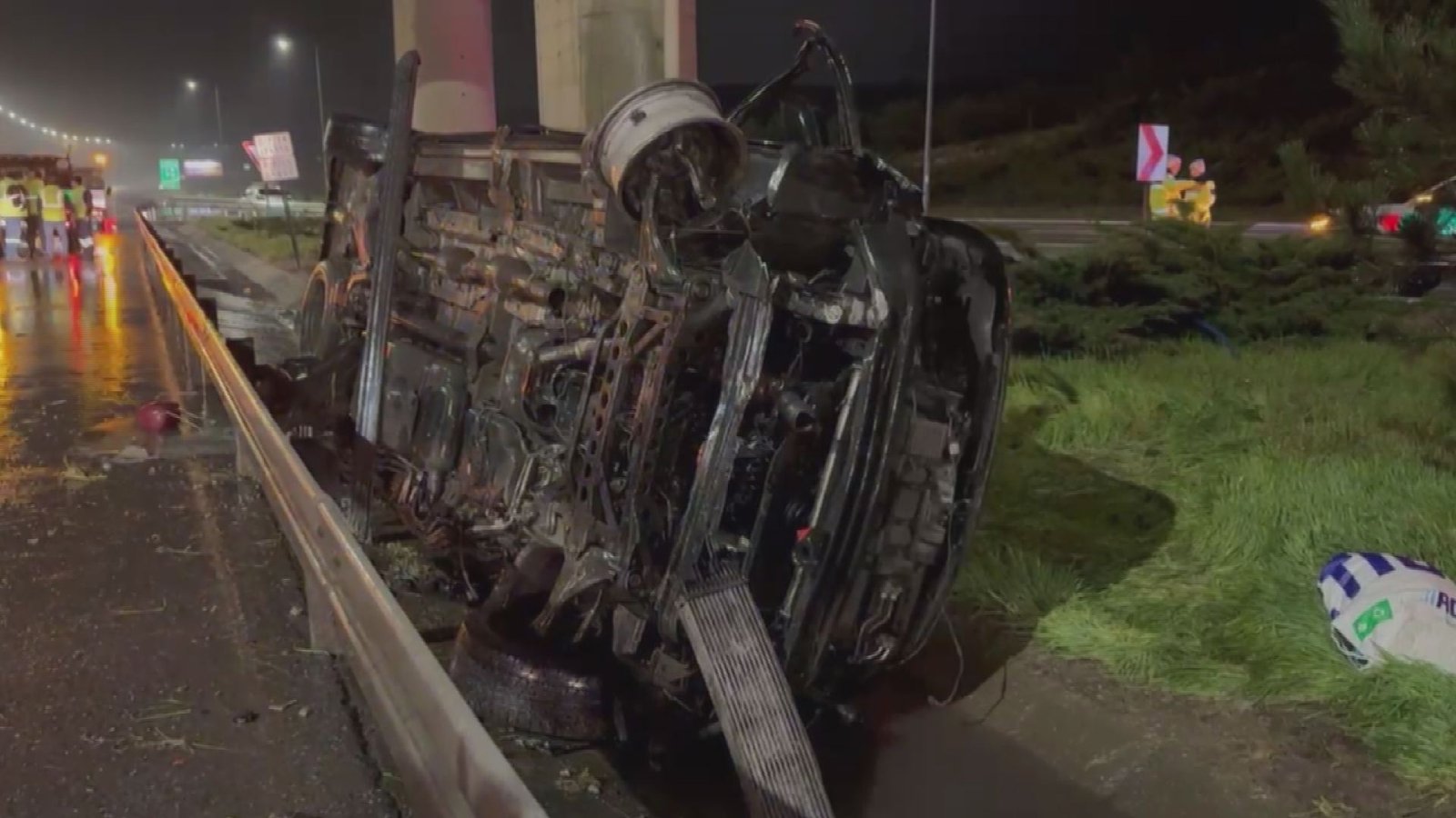 Soner HASIRCIOĞLU/İSTANBUL, (DHA) - ÇEKMEKÖY Kuzey Marmara Otoyolu'nda şoförünün direksiyon