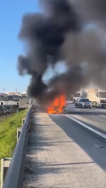 İsa ALMAÇAYIR-Hiba HAKBİLİR /İSTANBUL,(DHA)-SANCAKTEPE Kuzey Marmara Otoyolu’nda seyir halindeki otomobilde