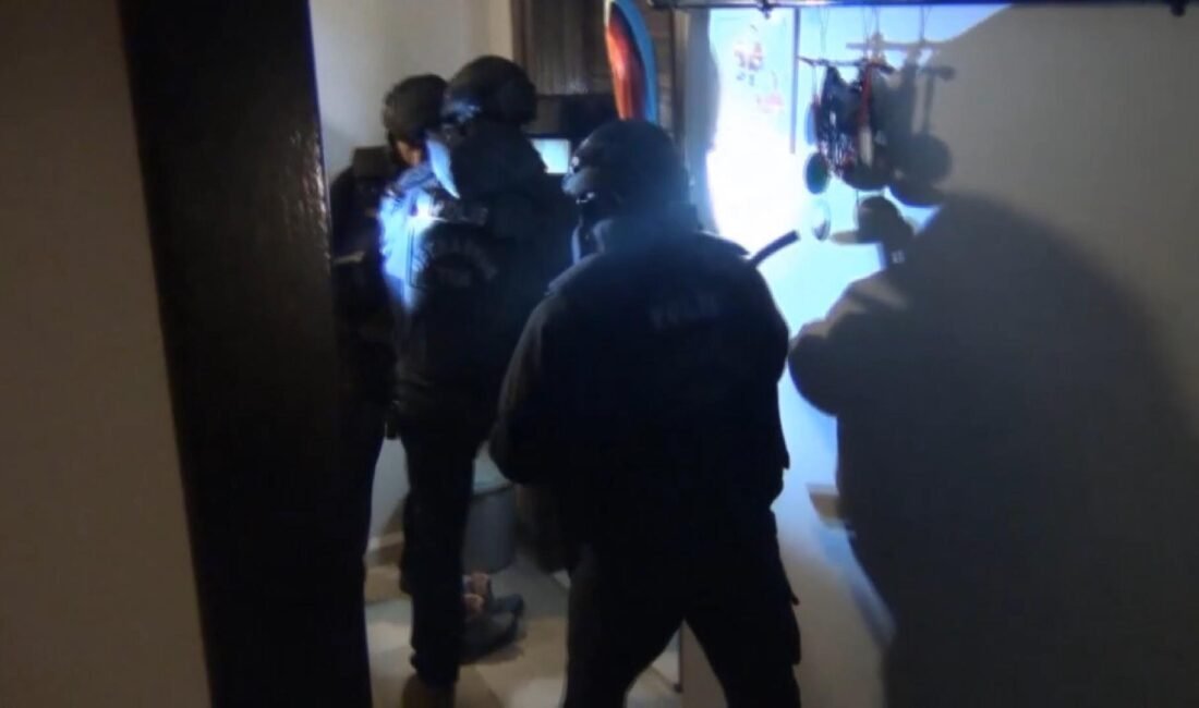 İstanbul – Nevruz etkinliklerinde terör örgütü propagandasına yönelik operasyon: 38 gözaltı Derya EVREN KORKMAZ/İSTANBUL, (DHA)- İstanbul ve Kocaeli’de düzenlenen operasyonlarda, Nevruz