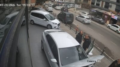 İsa ALMAÇAYIR/İSTANBUL,(DHA)-PENDİK’te caddedeki 2 kişiye otomobille olay yerine gelen ve