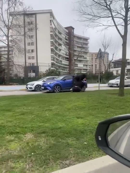 İSTANBUL (DHA) Pendik'te trafikte otomobille seyir halinde olan iki kadın
