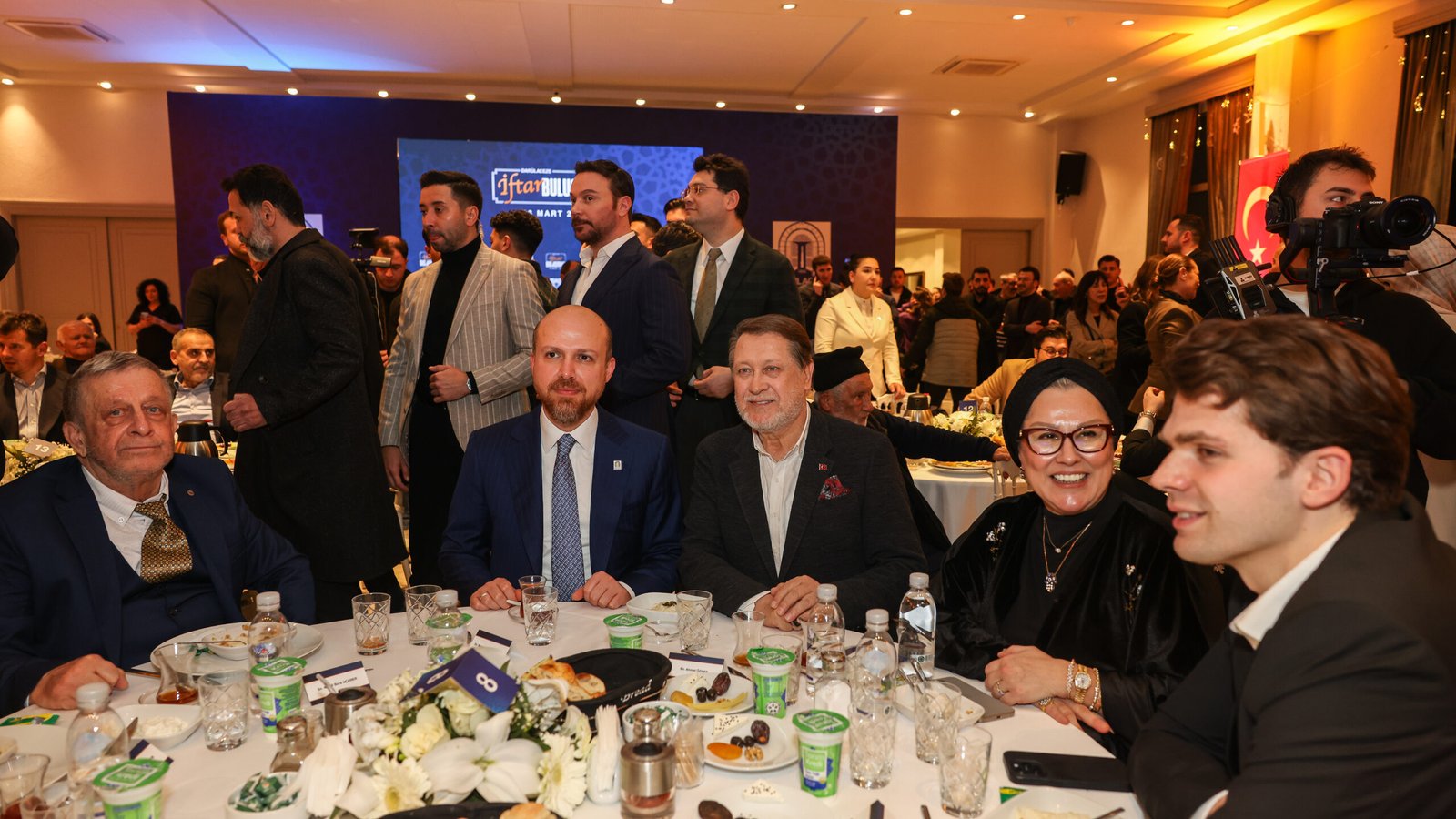 İSTANBUL, (DHA)- SPOR, sanat, medya ve iş dünyasından ünlü isimler,