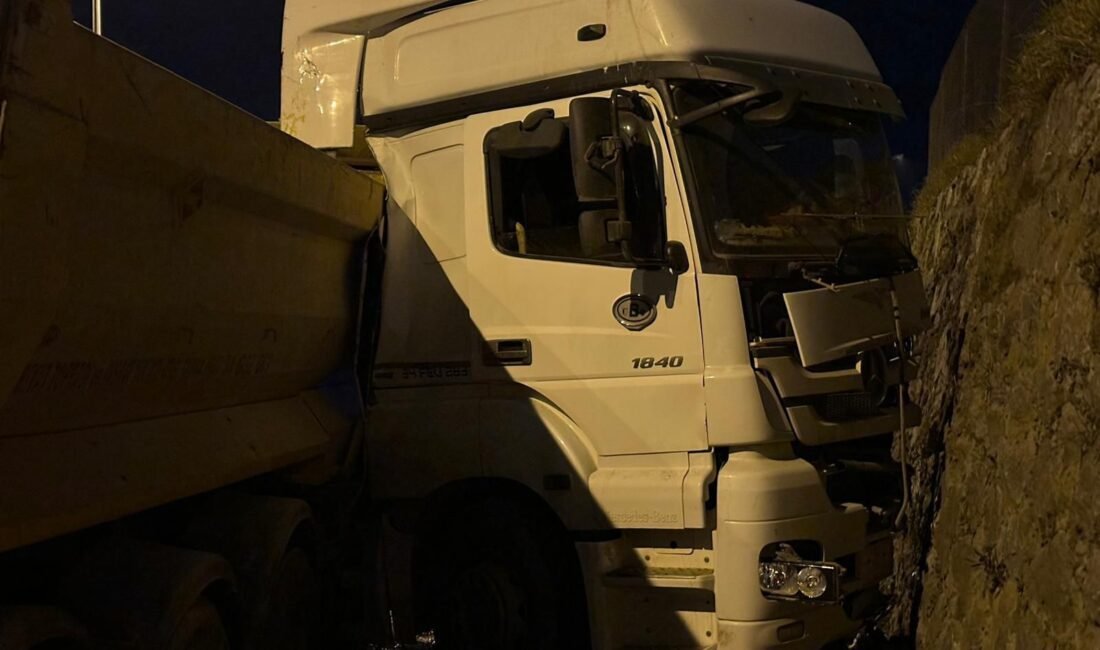 İstanbul – Sancaktepe’de istinat duvarına çarpan hafriyat kamyonunun şoförü ağır yaralandı Mehmet Kaan KURT/İSTANBUL,(DHA)- SANCAKTEPE’de, hafriyat kamyonunun istinat duvarına çarpması sonucu