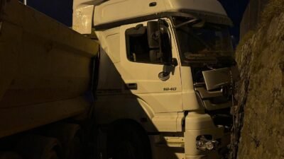 Mehmet Kaan KURT/İSTANBUL,(DHA)- SANCAKTEPE’de, hafriyat kamyonunun istinat duvarına çarpması sonucu