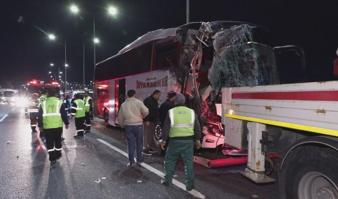 İstanbul – Sancaktepe’de seyir halindeki yolcu otobüsü TIR’a çarptı: 10 yaralı Esra GÜNTEPE- ULAŞCAN ÖZER/ İSTANBUL (DHA)- ÇEKMEKÖY Kuzey Marmara Otoyolu'nda