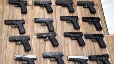 İSTANBUL, (DHA)- SARIYER ve Küçükçekmece’de silah ticareti yaptığı belirlenen şüphelilere
