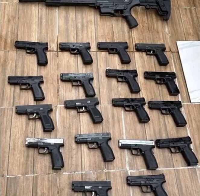 İSTANBUL, (DHA)- SARIYER ve Küçükçekmece’de silah ticareti yaptığı belirlenen şüphelilere