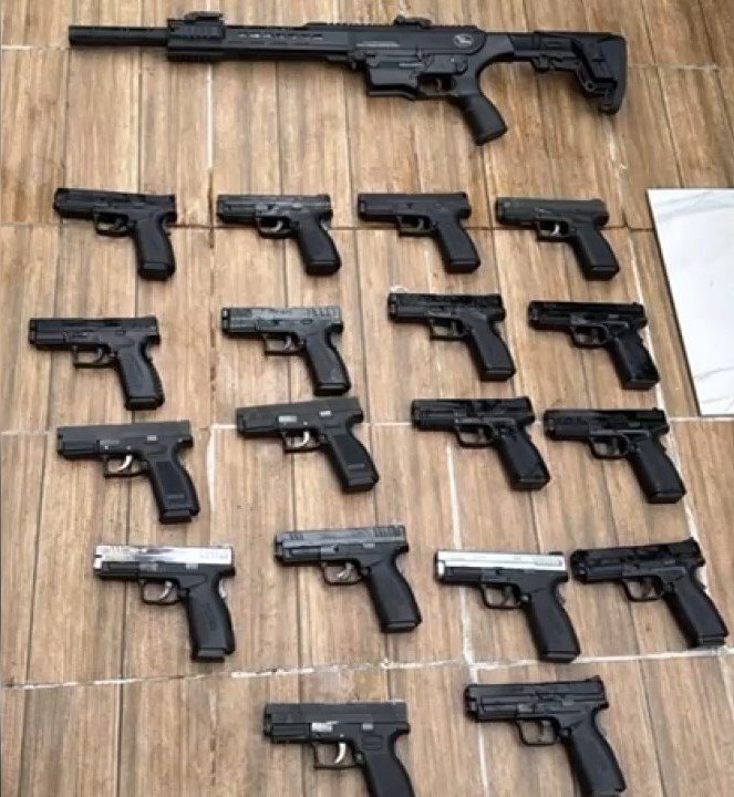 İSTANBUL, (DHA)- SARIYER ve Küçükçekmece’de silah ticareti yaptığı belirlenen şüphelilere