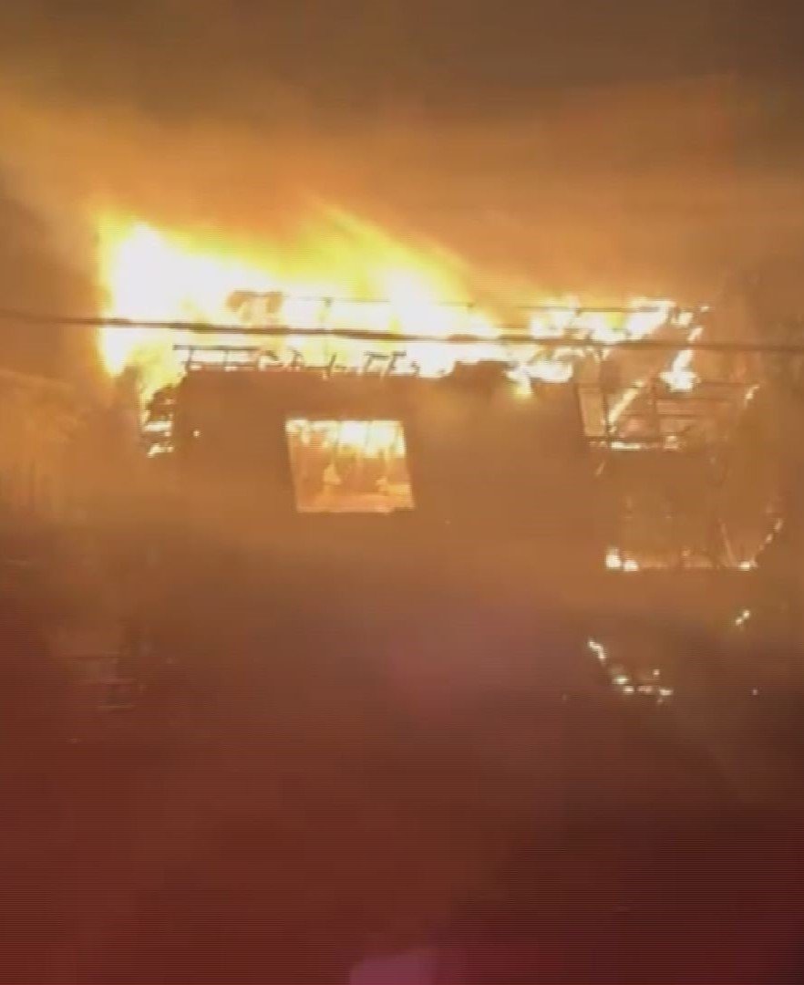 Soner HASIRCIOĞLU/İSTANBUL, (DHA) - SARIYER'de bir gecekondudan yükselen alevler kısa