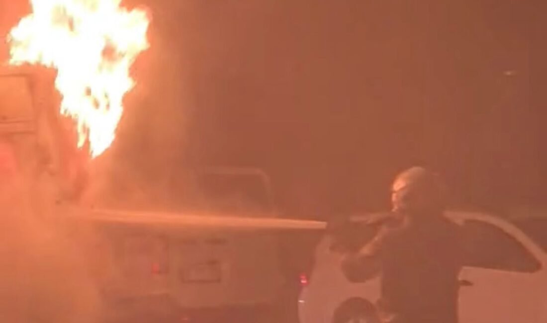 Mehmet Kaan KURT- Serap TÜRKOĞLU/İSTANBUL,(DHA) -SARIYER’de park halindeki minibüsten yükselen