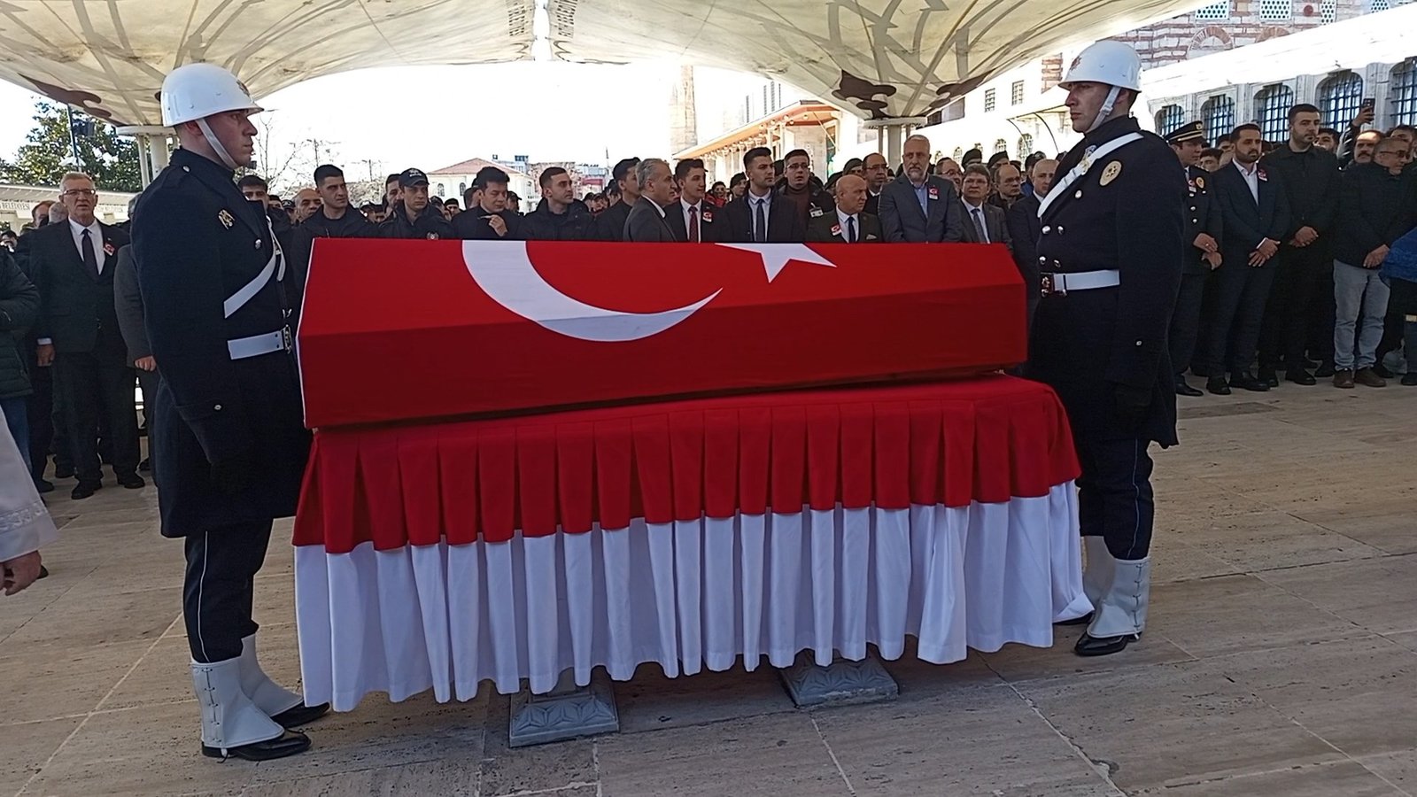 Ceyda YEŞİLOĞLU -Şevval CİNDİR/İSTANBUL,(DHA)- BAŞAKŞEHİR'de polisleri taşıyan servis aracının karıştığı