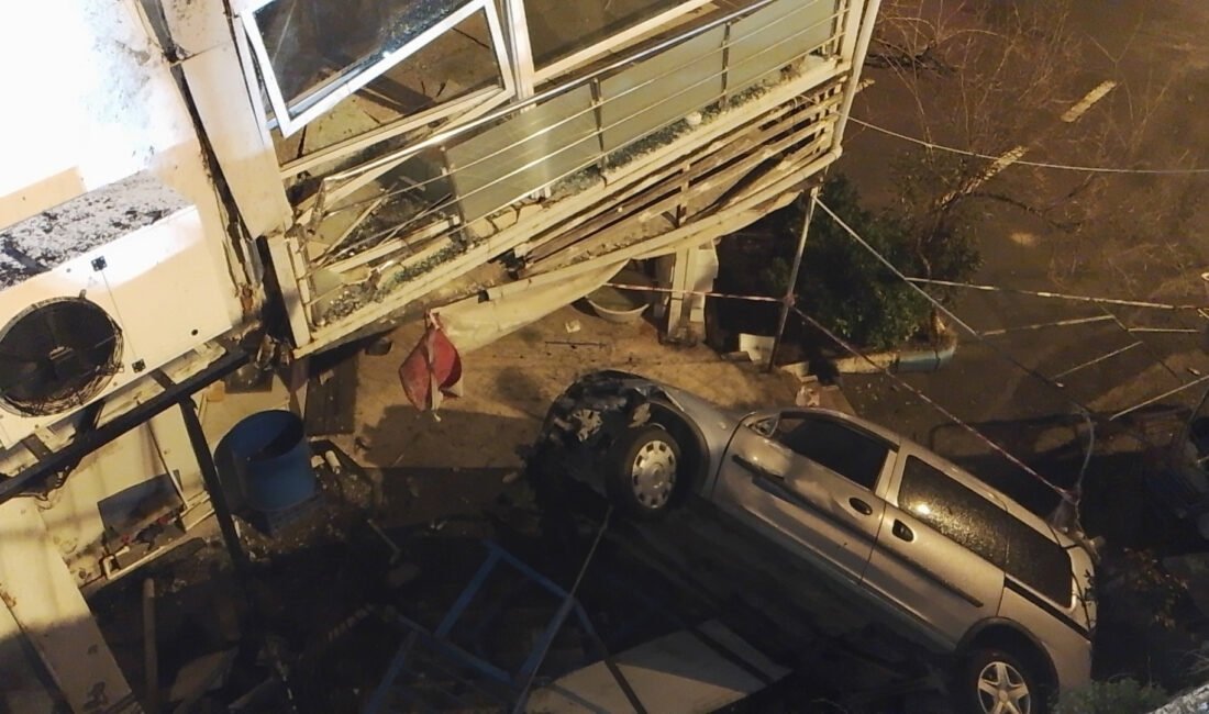 Uğur Samet AVCI/İSTANBUL,(DHA)- SİLİVRİ'de sürücüsünün direksiyon hakimiyetini kaybettiği hafif ticari