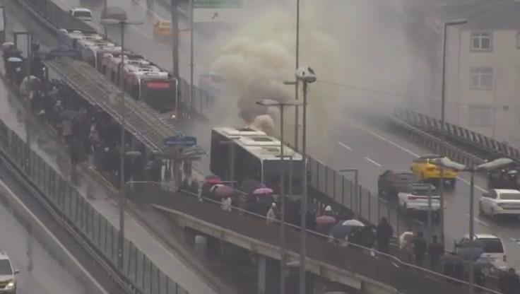 İstanbul – Şişli’de metrobüste yangın-1 Mehmet ALA-Uğur Samet AVCI/İSTANBUL (DHA) Şişli Perpa Metrobüs Durağı'nda bir