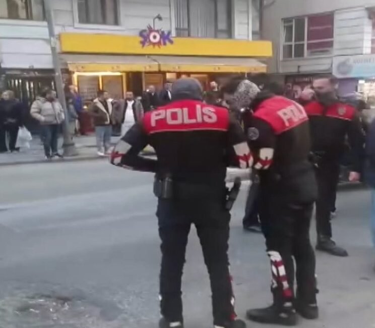 İstanbul- Şişli’de silahlı hengamede pide kuyruğunda bekleyen bayan ağır yaralandı Fırat ALKIZ / İSTANBUL, (DHA)- ŞİŞLİ’de iki kişi ortasında alacak