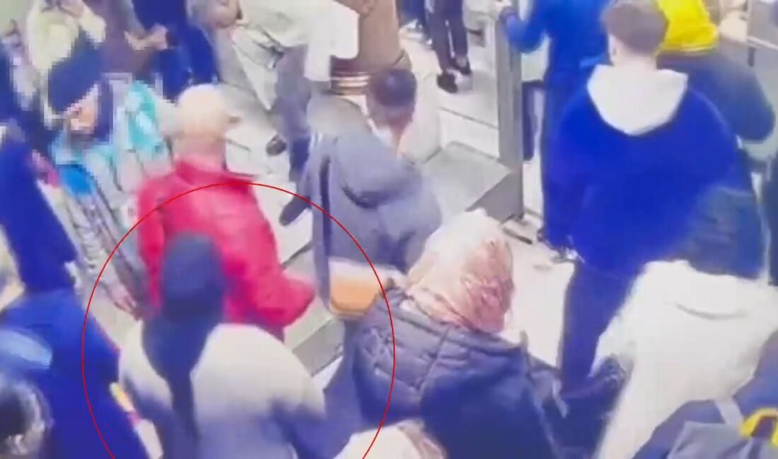 Emre KURT/İSTANBUL,(DHA) - FATİH Sultanahmet Meydanı’nda bir kişinin dalgınlığından faydalanarak