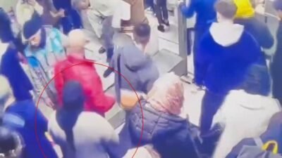 Emre KURT/İSTANBUL,(DHA) - FATİH Sultanahmet Meydanı’nda bir kişinin dalgınlığından faydalanarak