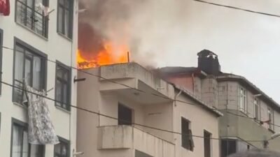 İsa ALMAÇAYIR/İSTANBUL,(DHA)- SULTANBEYLİ'de kentsel dönüşüm projesi nedeniyle boşaltılan binanın çatısından