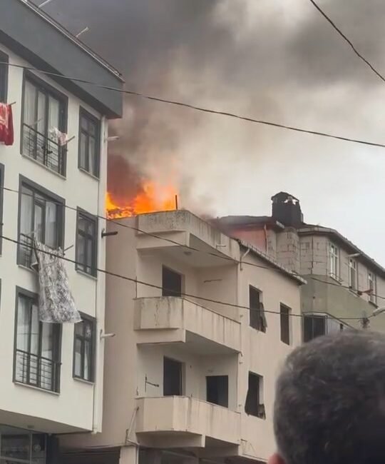 İsa ALMAÇAYIR/İSTANBUL,(DHA)- SULTANBEYLİ'de kentsel dönüşüm projesi nedeniyle boşaltılan binanın çatısından